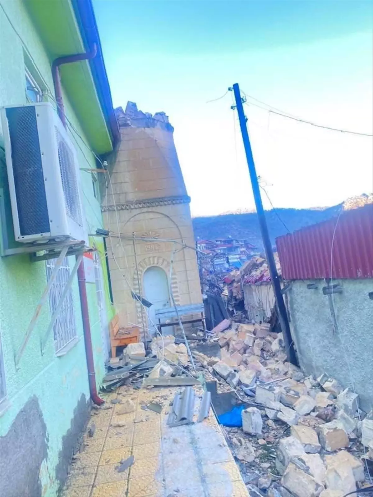 Şiddetli Fırtına Niğde Alihoca Köyü’ndeki Camiyi Yıktı