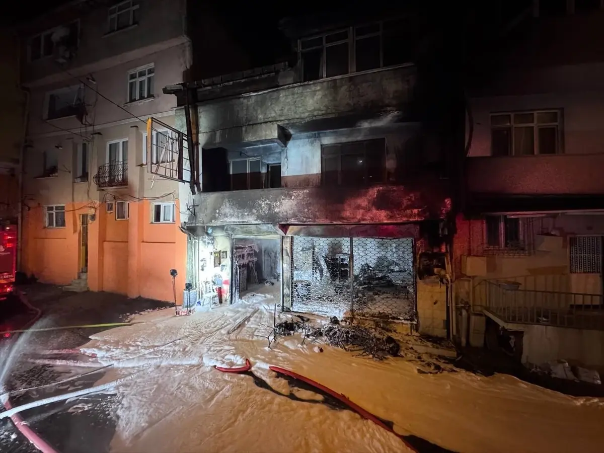 Sarıyer'de Motosiklet Tamirhanesinde Çıkan Yangın Kontrol Altına Alındı