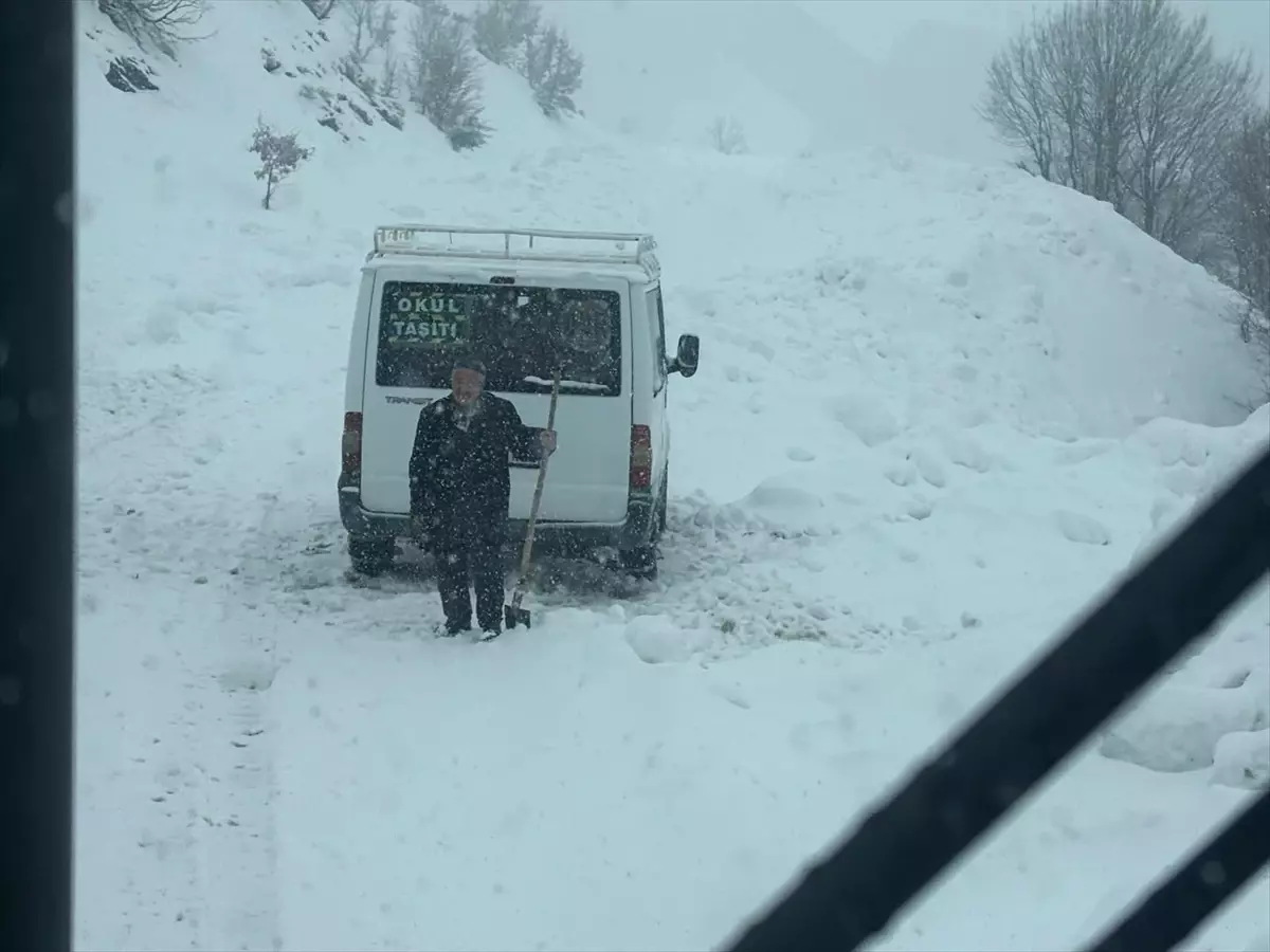 Karla Kaplı Şirvan Yollarında Mahsur Kalan Öğrenci Minibüsü Başarıyla Kurtarıldı