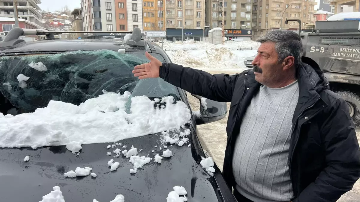 Yüksekova’da Yoğun Kar Çökmesi Sürüş Halindeki Aracına Çarptı, 1 Kişi Yaralandı