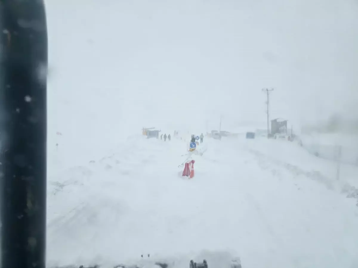 Van-Çatak Karayolu Çığ Riski Nedeniyle Geçici Olarak Trafa Kapatıldı