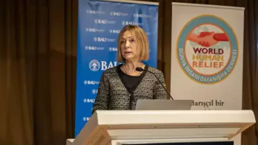 Kongre salonunda sunum yapan konuşmacı