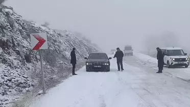 Güdül’de kar yağışı sırasında temizlik çalışması