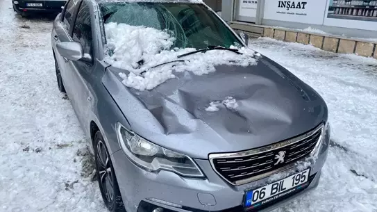 Ardahan’da Şiddetli Kar ve Buz Düşüşü Park Halindeki Araca Çarptı