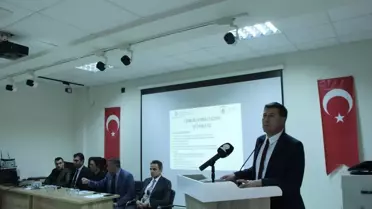 Toplantı sırasında konuşma yapan bir müdür