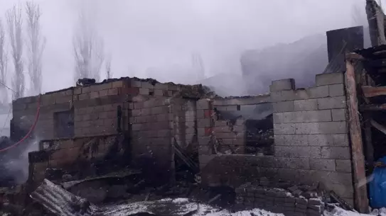 Erzurum'un Uzundere Köyünde Kışlık Boş Ev ve Ahır Yangını