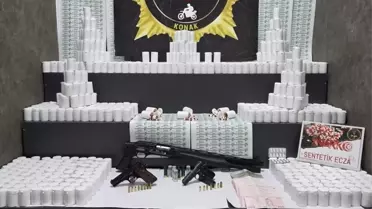 Operasyon sırasında ele geçirilen ecza paketleri