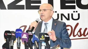 Basın buluşmasında konuşma yapan belediye başkanı