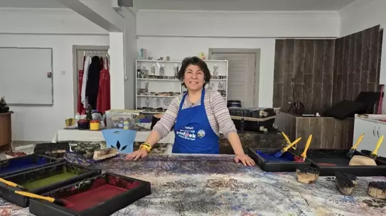 Ebru sanatçısı geleneksel baskı çalışması