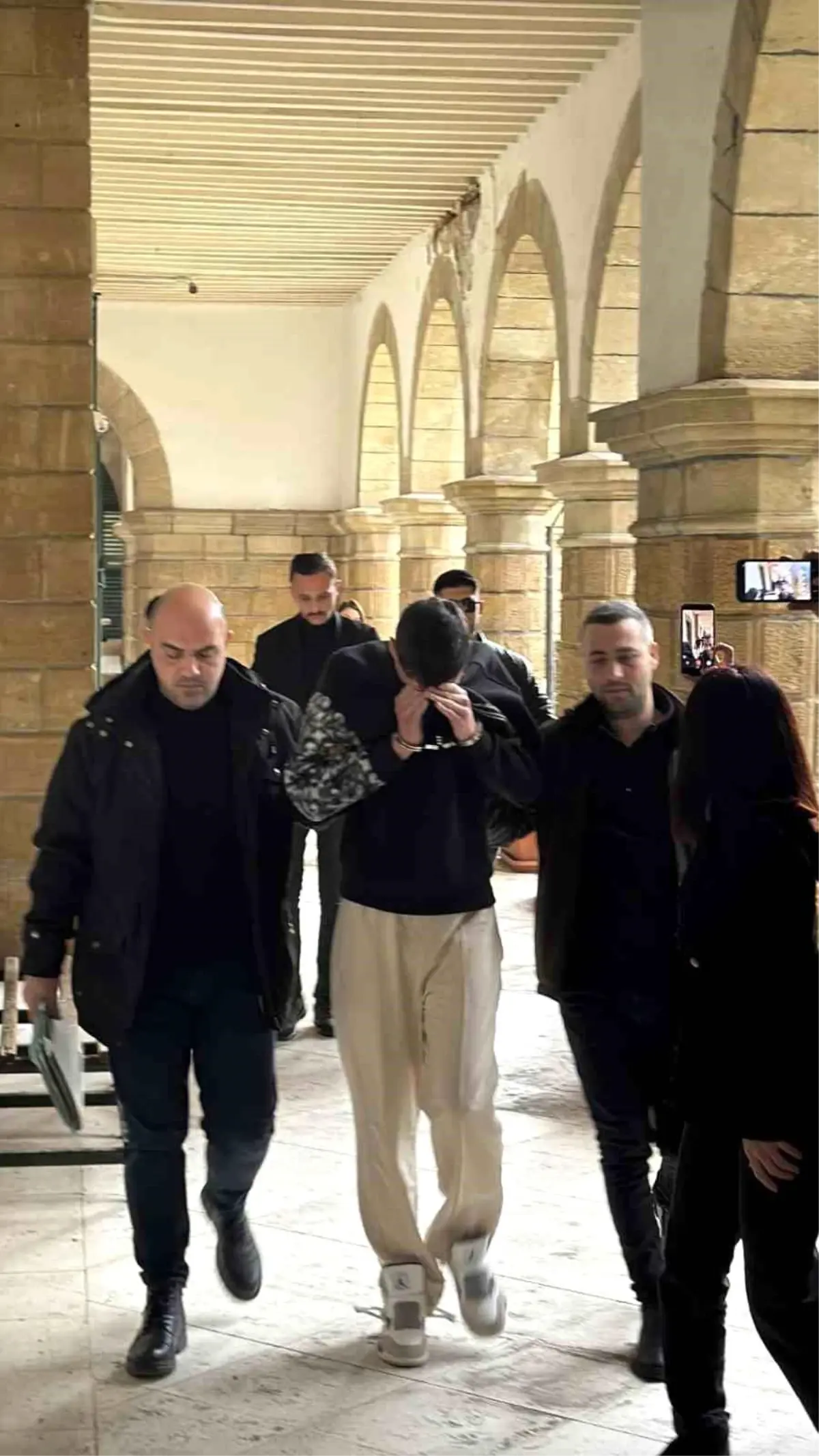 KKTC'de Otomobil Galerisine Silahlı Saldırı: İki Zanlı Gözaltında