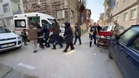 Kazada yaralanan motosiklet sürücüsü ve çocuklar