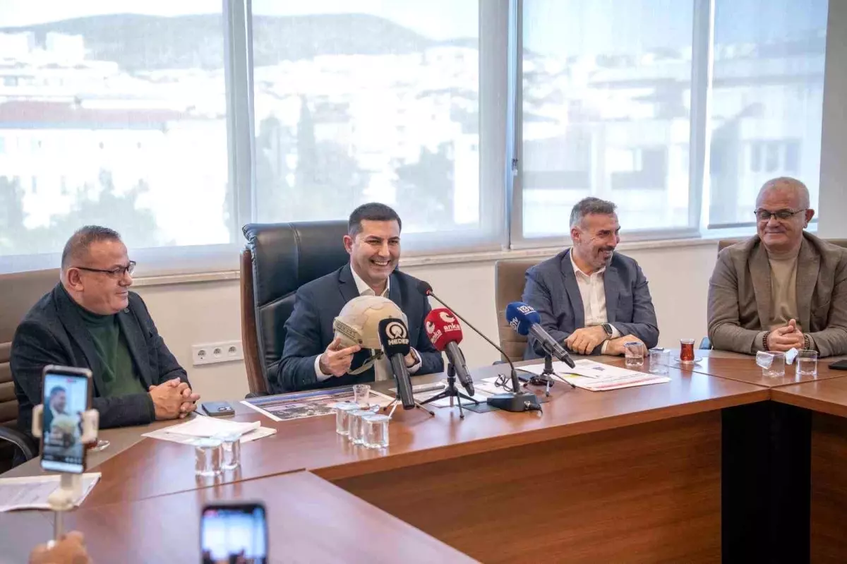 Kuşadası Belediye Başkanı Günel: ‘Bu binaya zorla gelmedik’, koruyucu ekipman dağıtımı başladı