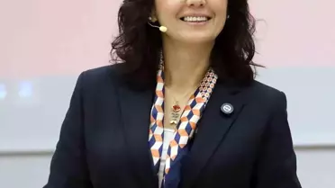 Başkan Gonca Köksal Aras'ın mesajını okurken