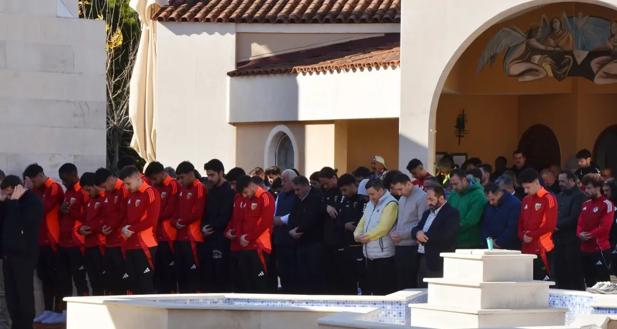Antalya’da Takımlar Cuma Namazı İçin Dinler Bahçesi’nde Buluştu