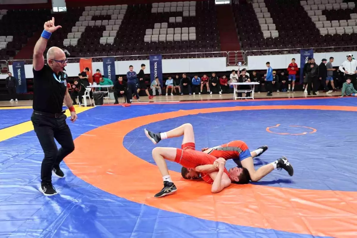 Elazığ’da B Gençler Güreş Müsabakaları Coşkuyla Devam Ediyor