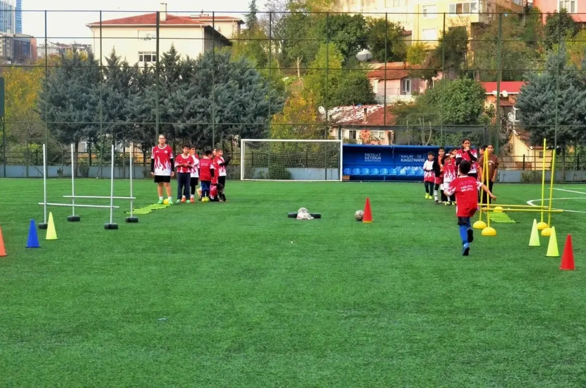 Kağıthane’de Kış Spor Okulları Çocuklara Futbol Sevdirmeye Devam Ediyor