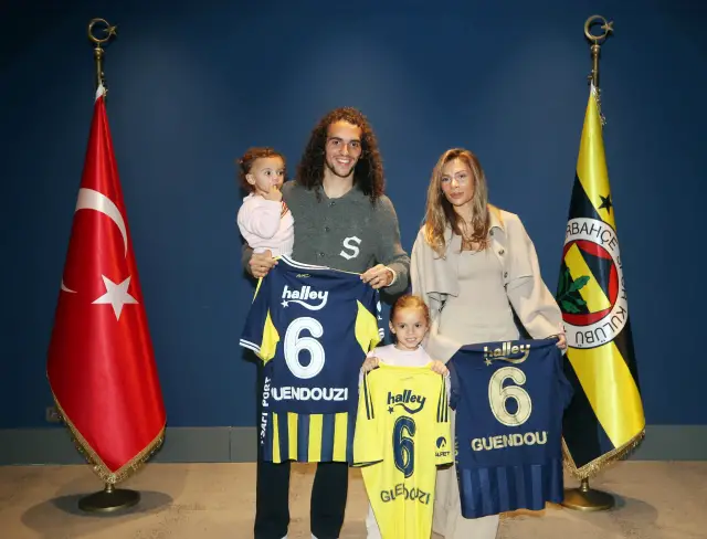 Guendouzi'nin yeni formasıyla poz vermesi