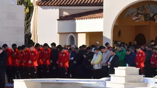 Antalya’da Takımlar Cuma Namazı İçin Dinler Bahçesi’nde Buluştu