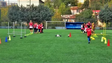 Futbol eğitimi yapan genç sporcular