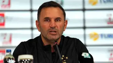 Okan Buruk maç öncesi analiz yapıyor