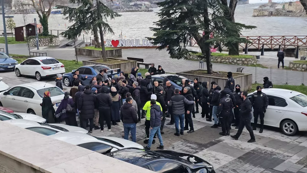 Zonguldak’ta Aile İçi Cinayet Duruşması Ertelendi, Mahkeme Çıkışında Arbede Yaşandı