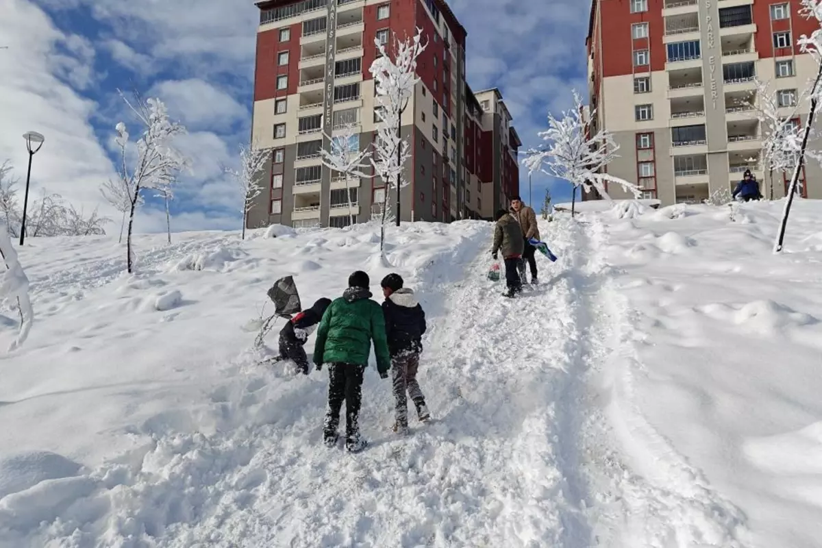 Şiddetli Kar ve Fırtına Birçok Şehri Felç Etti: Okullar Bir Gün Kapandı