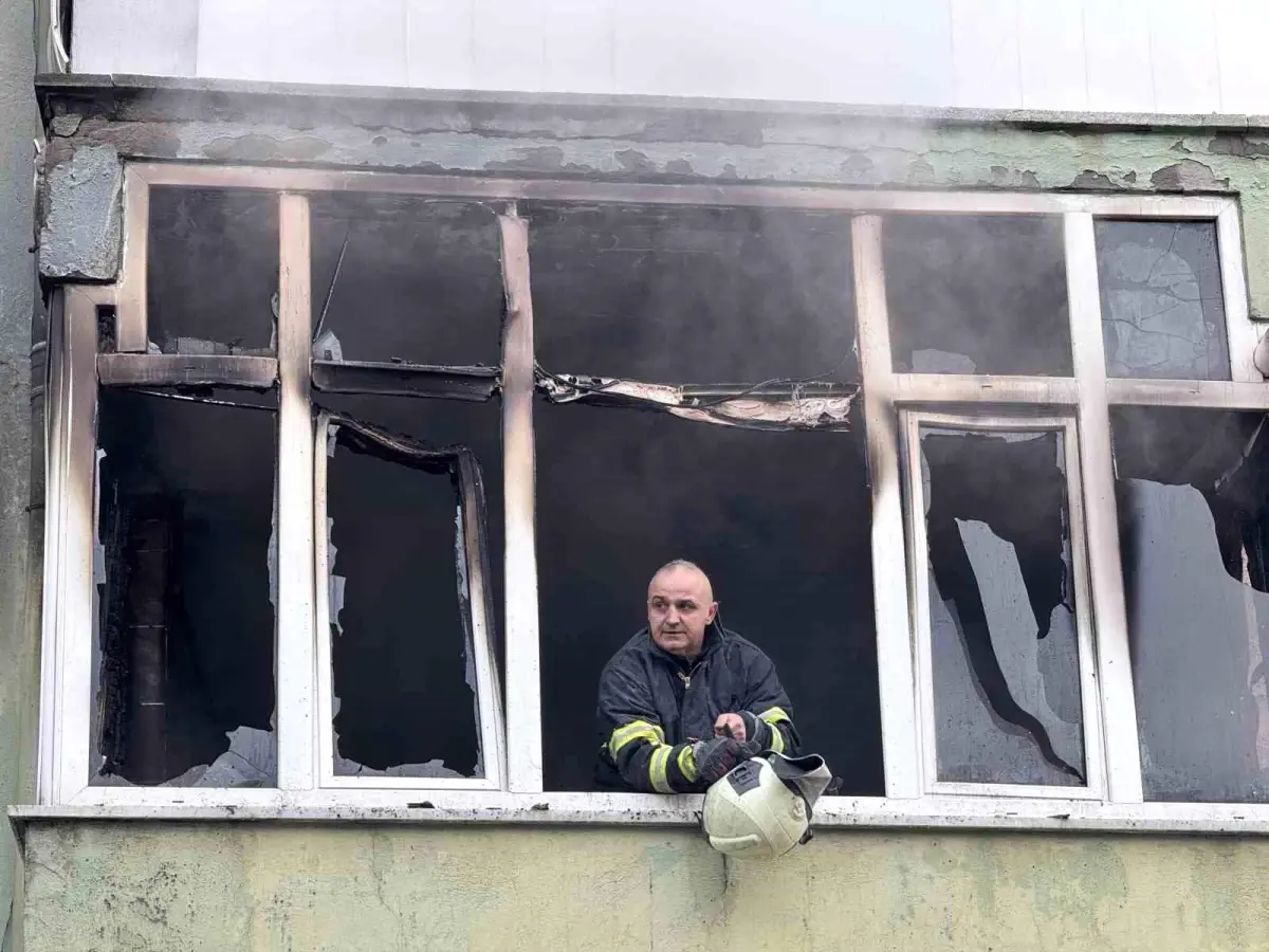 Karabük'te 5 Katlı Apartmanda Yangın: 8 Kişi Hayata Kavuşturuldu