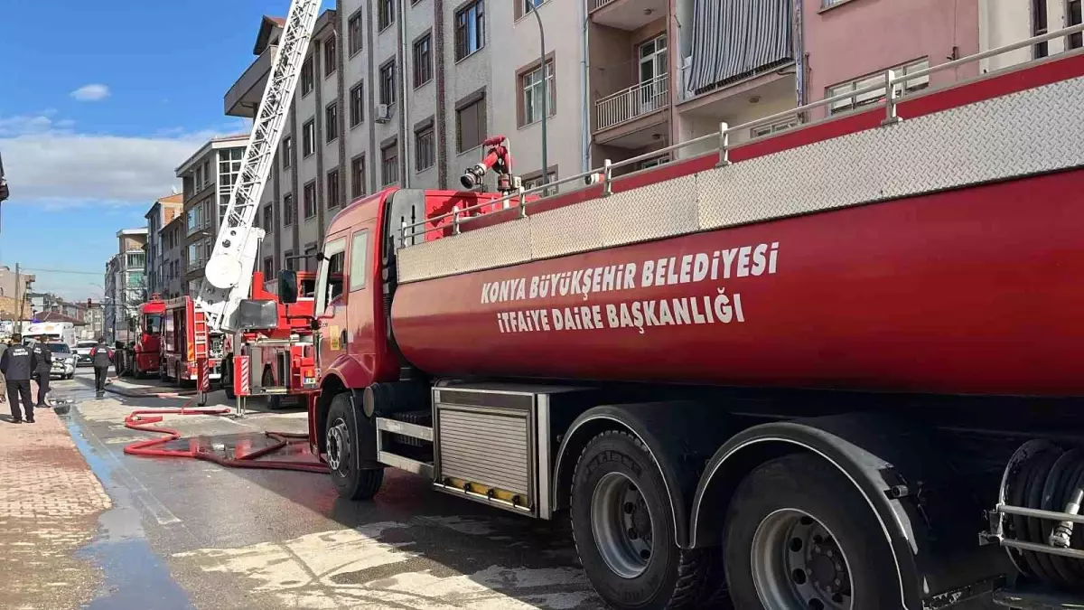 Konya'da 5 Katlı Apartmanın Çatısında Çıkan Yangın Kontrol Altına Alındı