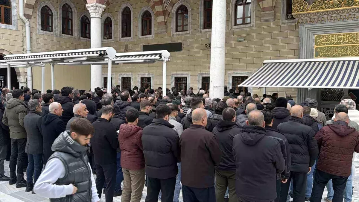 Arnavutköy'de Silahlı Saldırı Sonrası Cami Avlusunda Duygusal Cenaze Töreni