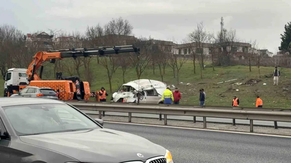 İstanbul Karaağaç'ta TEM Otoyolu'nda Minibüs ve Ticari Araç Çarpıştı: 5 Yaralı