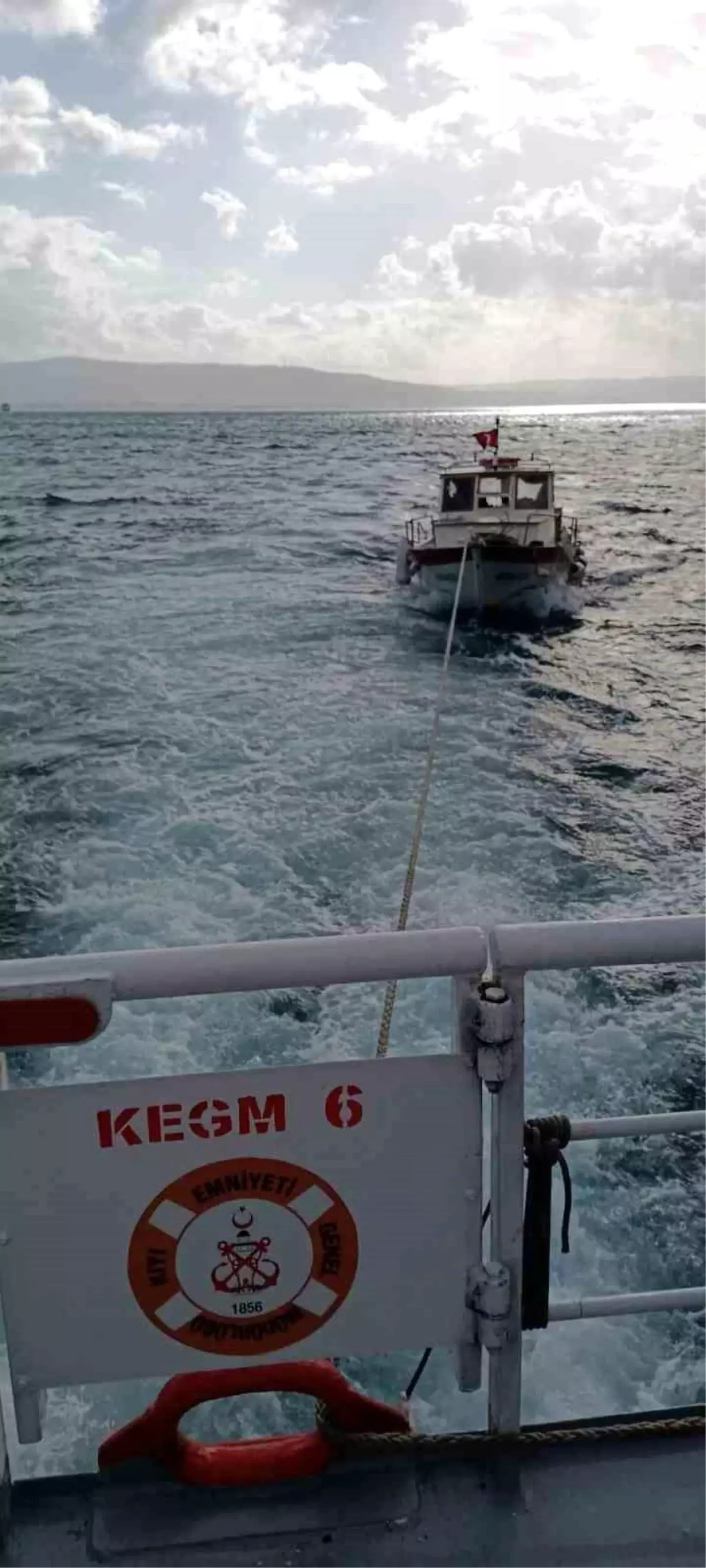 Çanakkale Boğazı'nda Makine Arızalı Tekne Güvenli Limana Çekildi