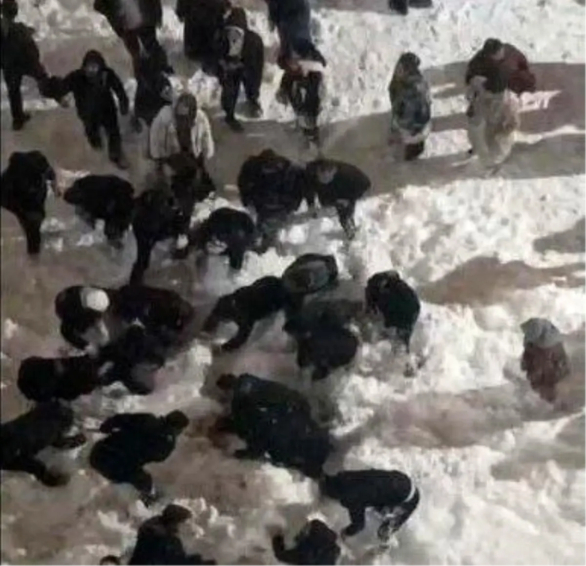 Hakkari'de Çatıdaki Kar Kütlesi Kız Öğrenciyi Yaraladı