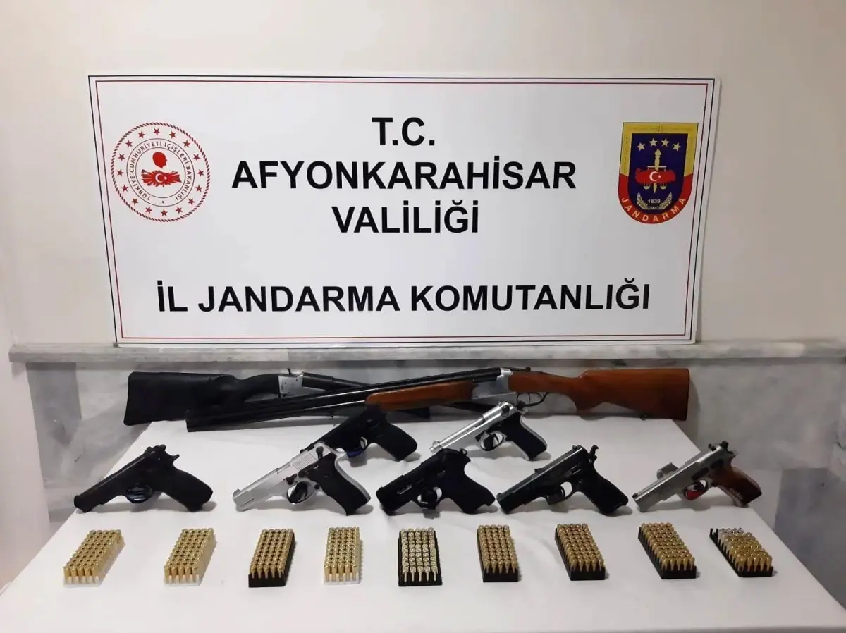 Afyonkarahisarda Jandarma'dan Ruhsatsız Silah ve Mermi Operasyonu