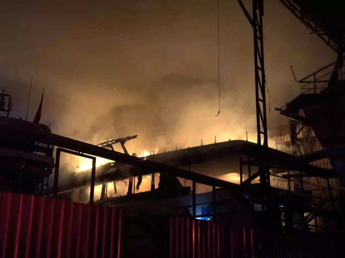 Fethiye'de Ahşap Tekne Yangını: Tersanede Alevler Hızla Yükseldi