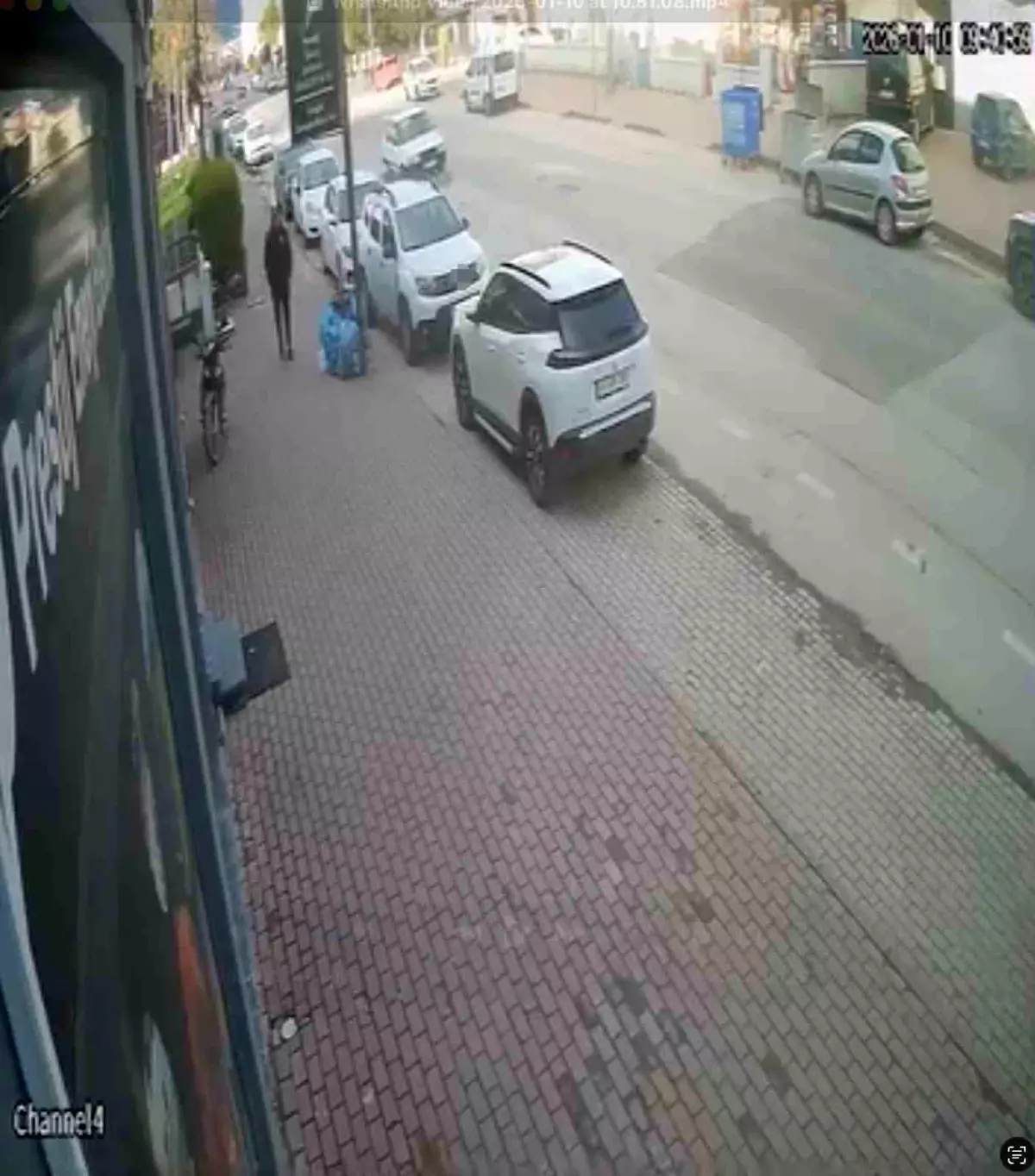 İnegöl'de Şiddetli Lodos Tabelayı Yere Düşürdü, Vatandaşı Korkuttu