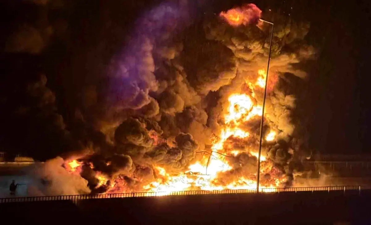 TAG Otoyolu'nda Bebek Bezi Taşıyan Tırda Şiddetli Yangın