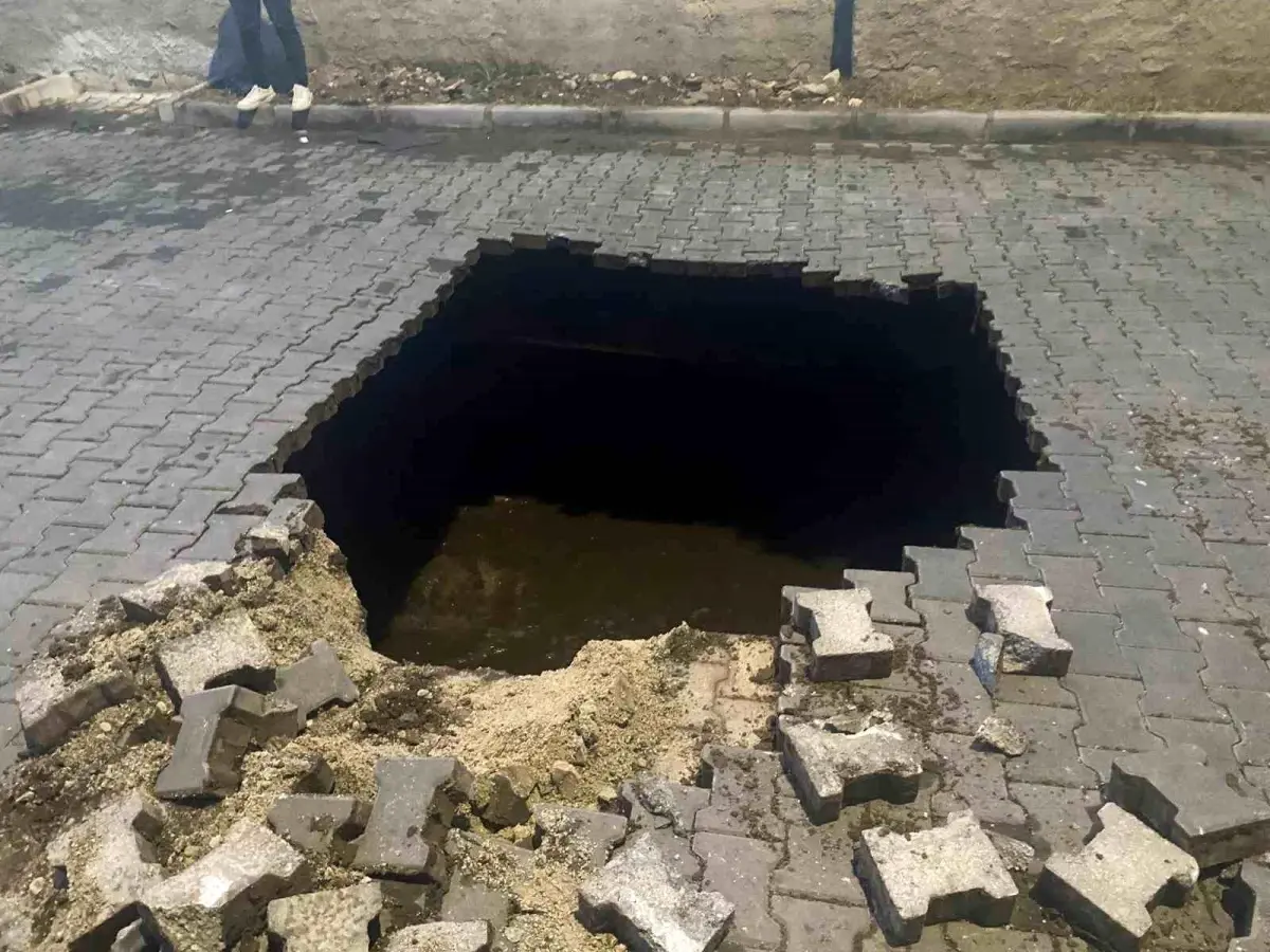 Manisa Turgutlu’da Yol Çökmesi Sonrası İnsan Kemiği Parçaları Bulundu