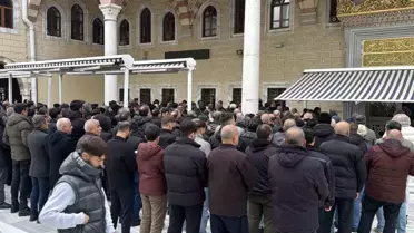 Arnavutköy'de Silahlı Saldırı Sonrası Cami Avlusunda Duygusal Cenaze Töreni