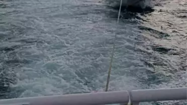 Kurtarma botu tekneyi yanaştırıyor