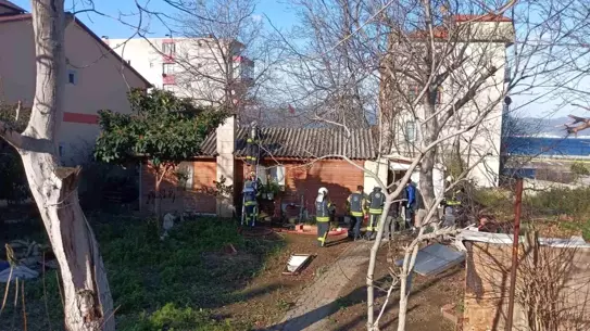 İtfaiye ekipleri yangını söndürürken