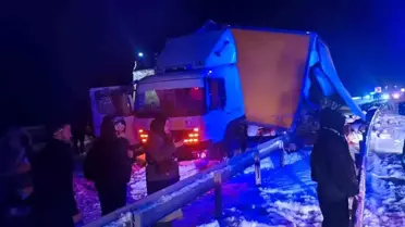 Sarıkamış'ta Buzlu Yolda Otobüs Kamyona Çarptı: 9 Yaralı