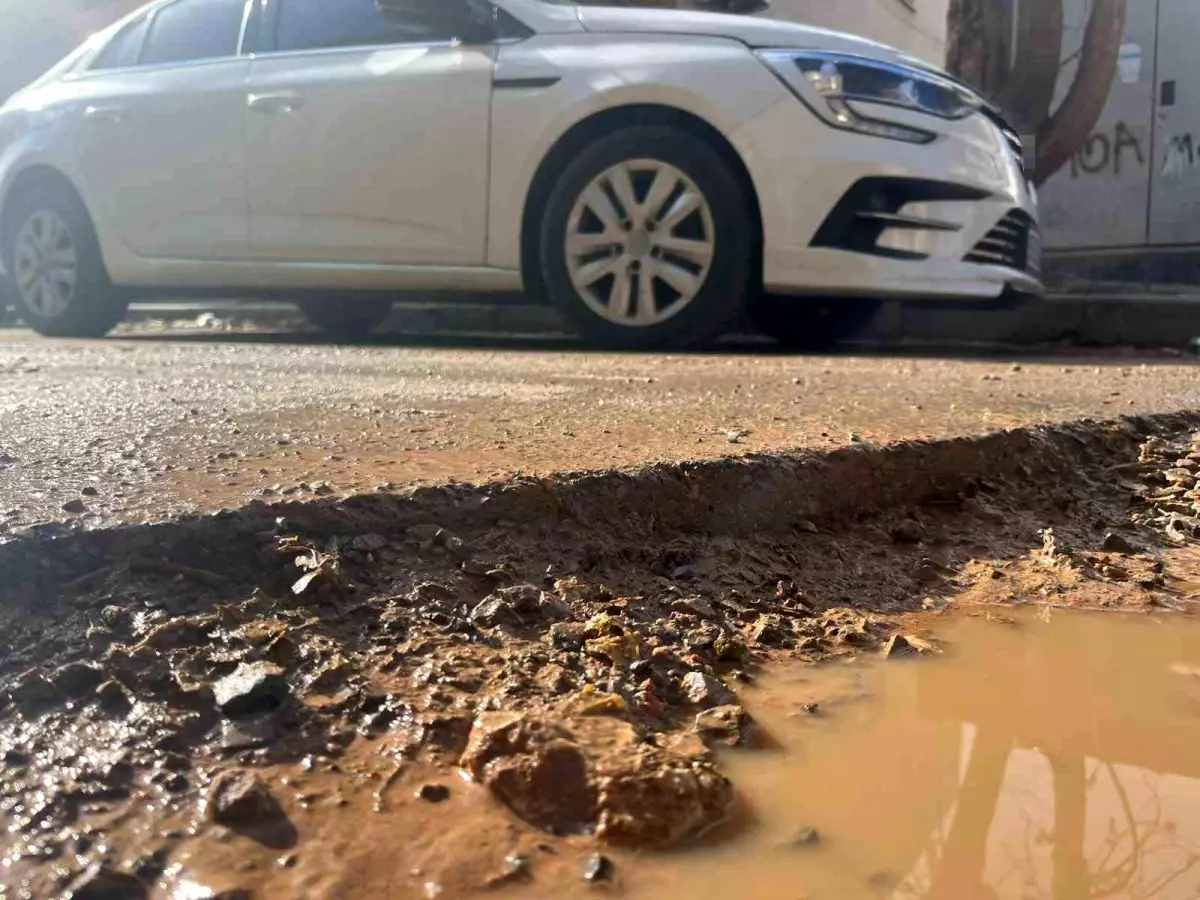 İzmir'de Altyapı Çalışmaları Yol Koşullarını Felç Etti