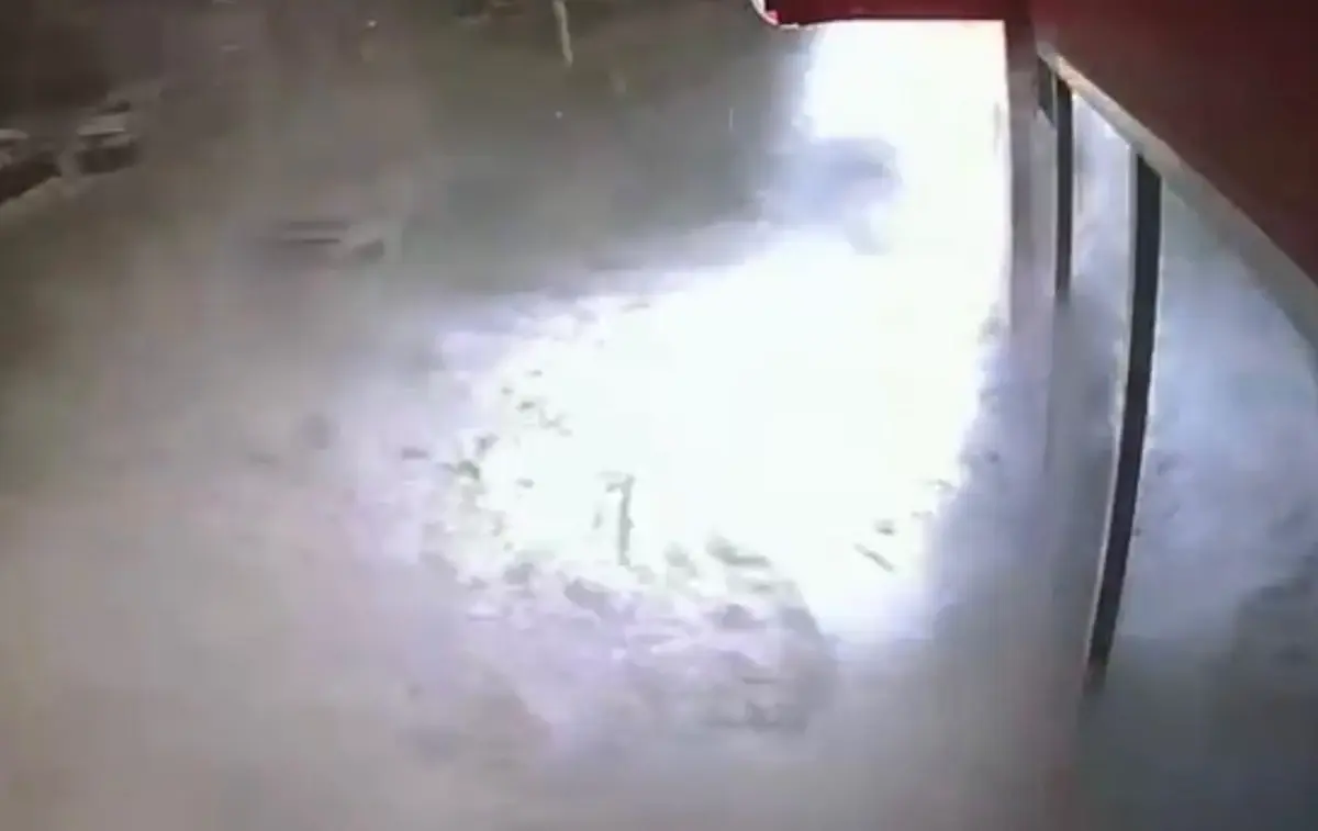 Muş’ta 6 Katlı Binanın Çatısından Düşen Kar Kütlesi 1 Kişiyi Yaraladı