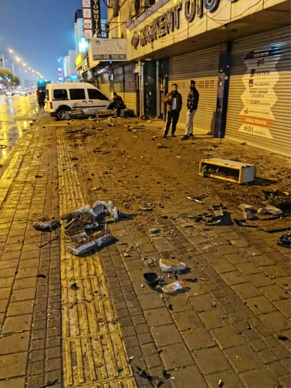 Adana Seyhan’da Kontrolsüz Çip, Park Halindeki Araçlara Çarptı: 1 Yaralı