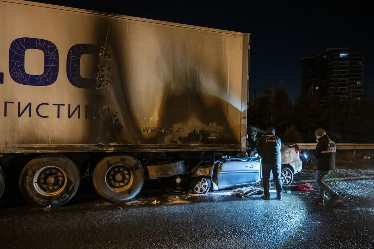 Ankara’da Tıra Çarpan Otomobilde Sürücü Hayatını Kaybetti