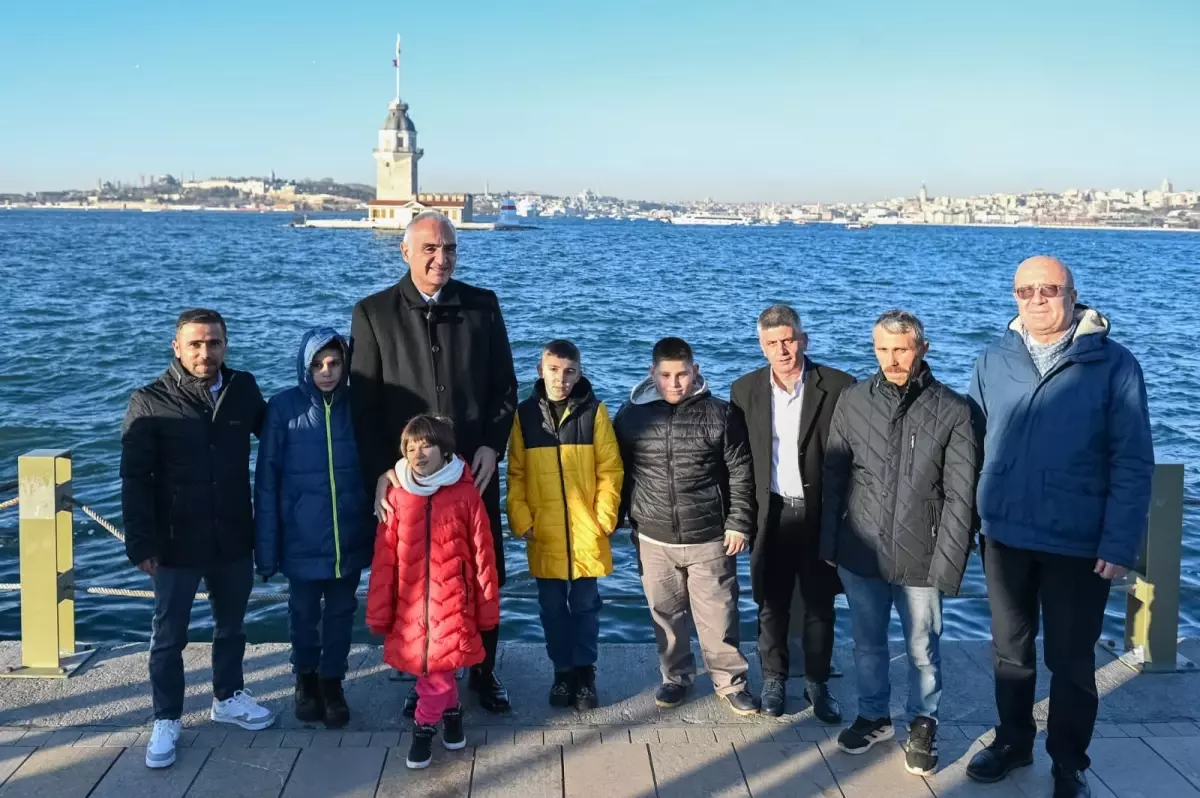 Bakan Ersoy, Çocukların Kardan Kız Kulesi Projesini İstanbul’da Karşıladı