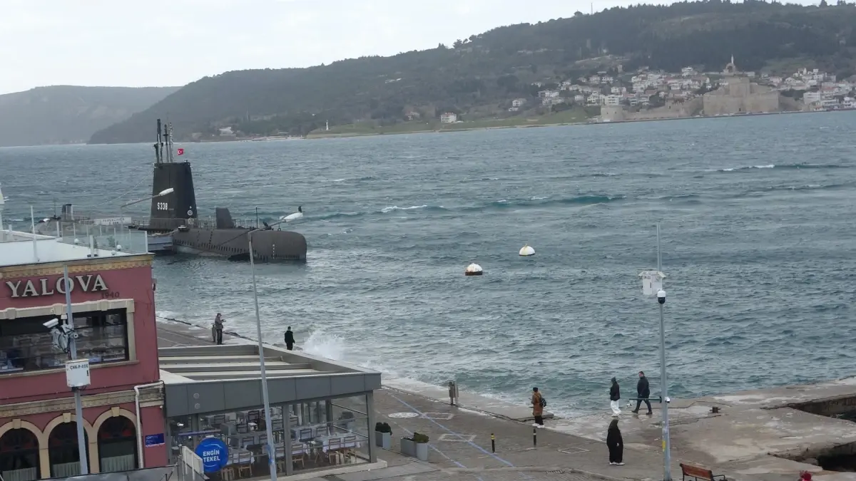 Şiddetli Fırtına Çanakkale Boğazı'nda Trafiği Durdurdu