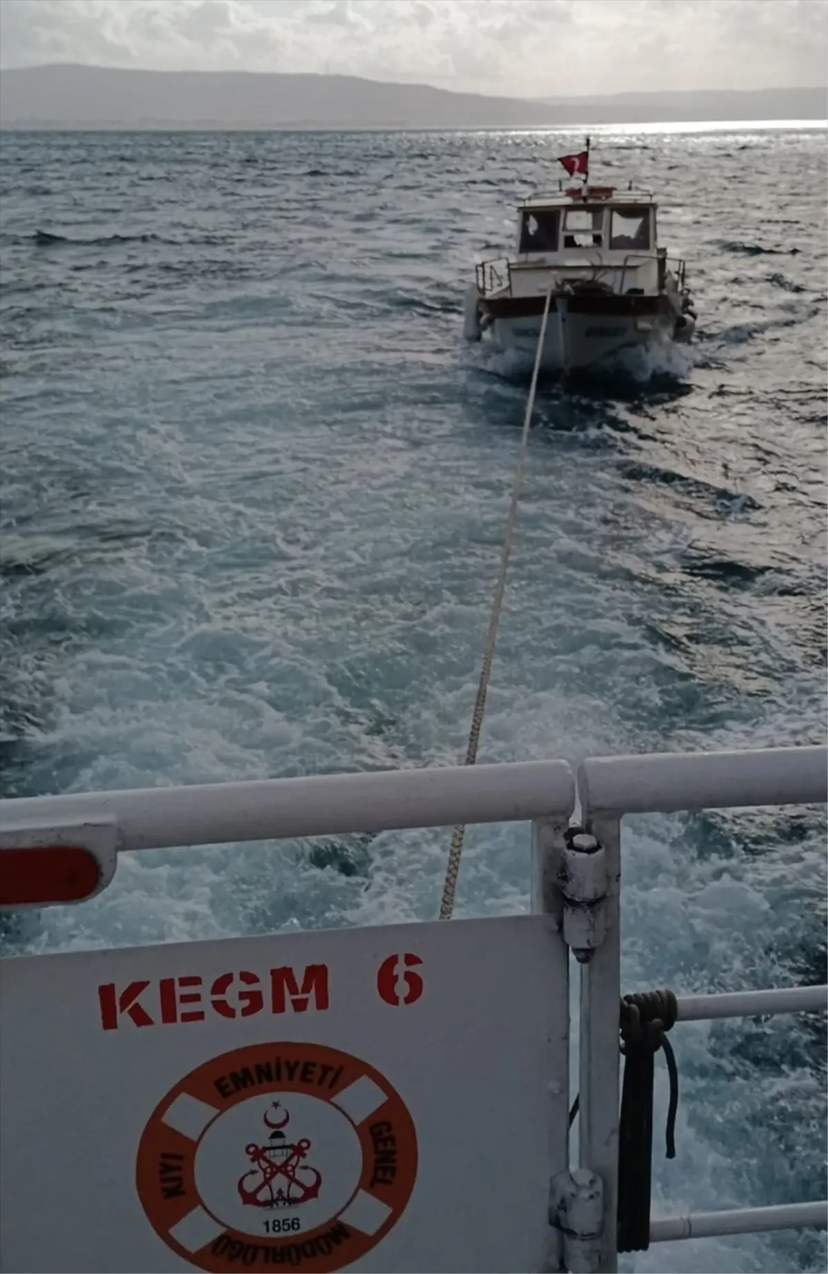 Çanakkale Boğazı’nda Arızalı Tekne Güvenli Şekilde Kurtarıldı