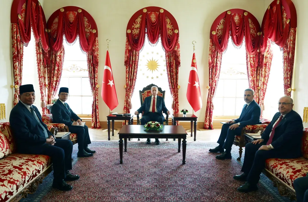 Erdoğan, Endonezya Dışişleri ve Savunma Bakanlarıyla Dolmabahçe'de Görüştü