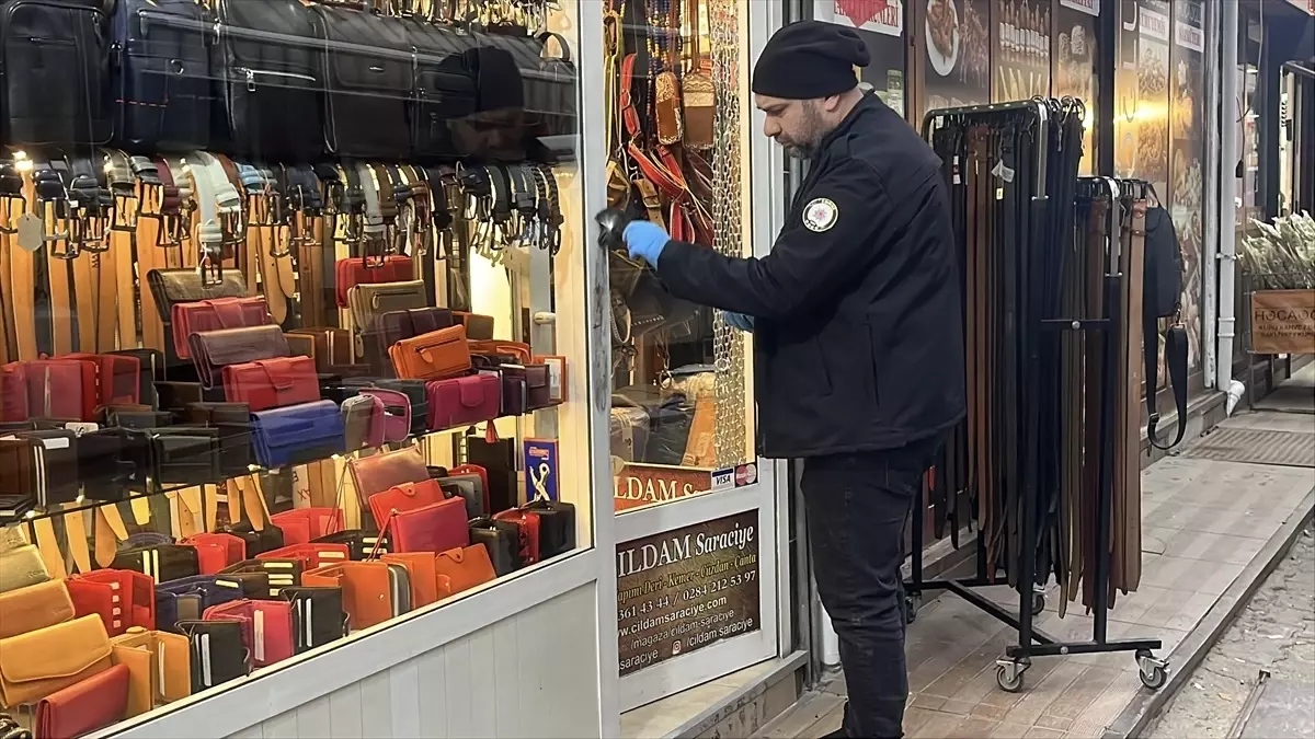 Edirne’de Üç İşyerinde Çalınan Paralar ve Telefonlar Güvenlik Kameralarında Görüldü